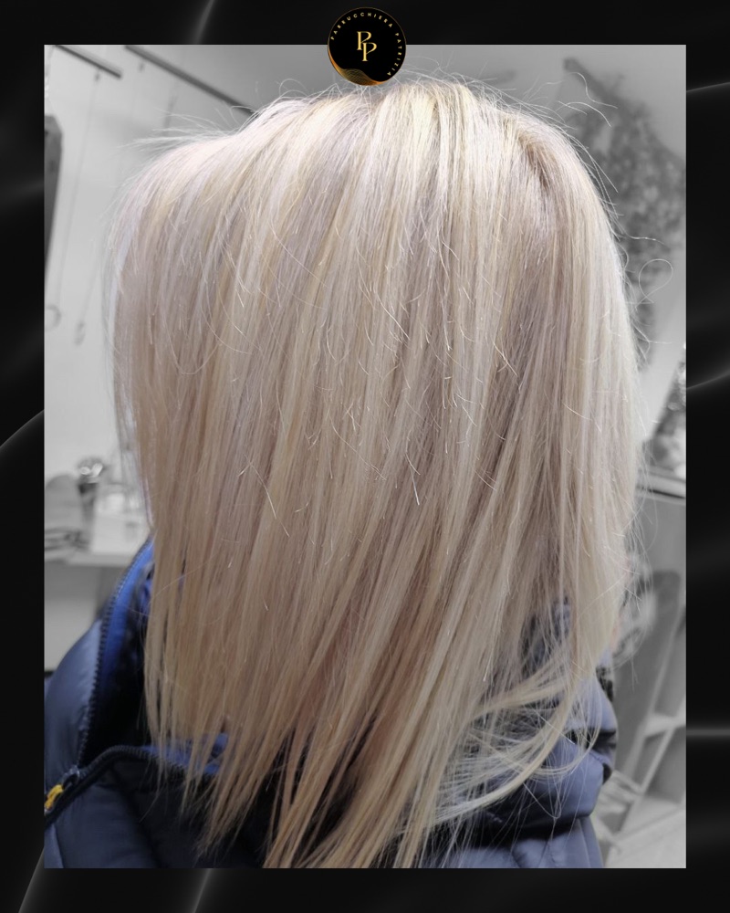 Taglio corto bob e True Grey su capelli bianchi