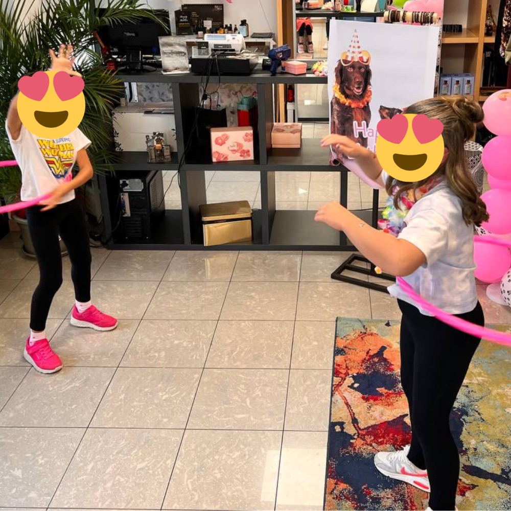 Bambine durante un momento della festa al salone