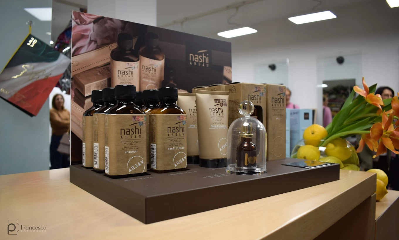 Display dei prodotti Nashi Argan in salone: shampoo, conditioner e trattamenti