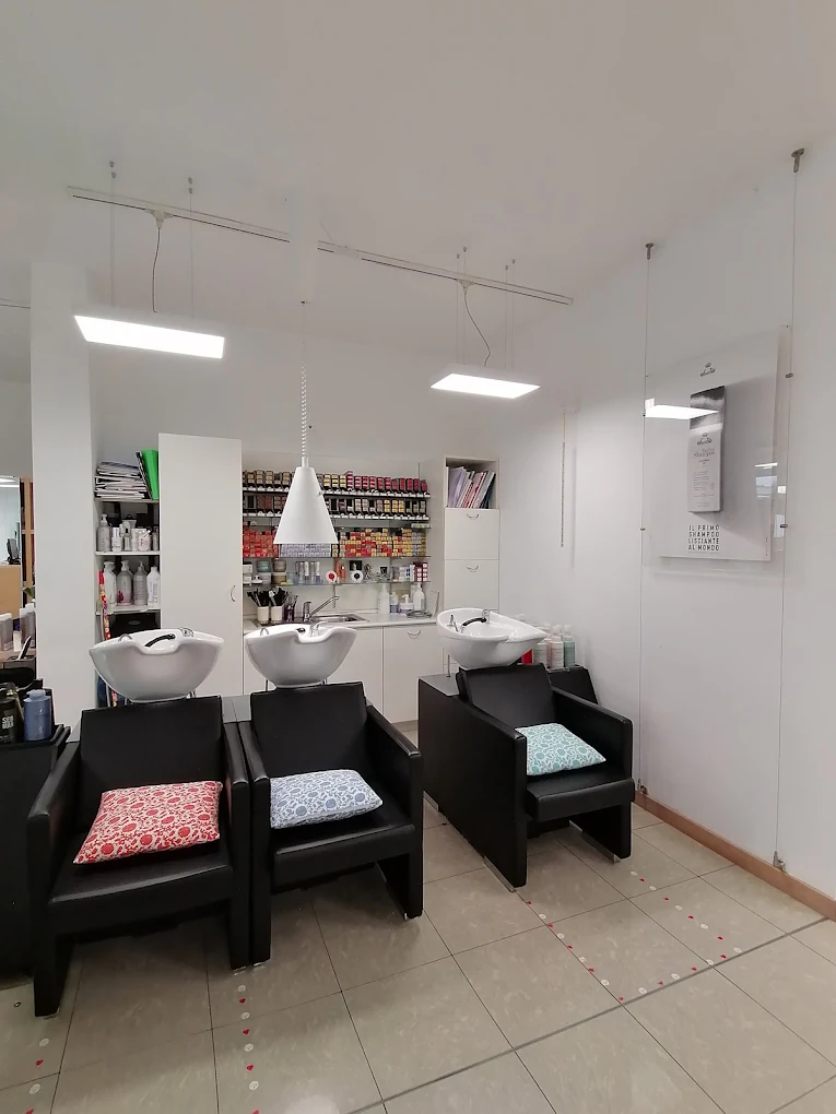 Tre poltrone lavatesta in ambiente luminoso