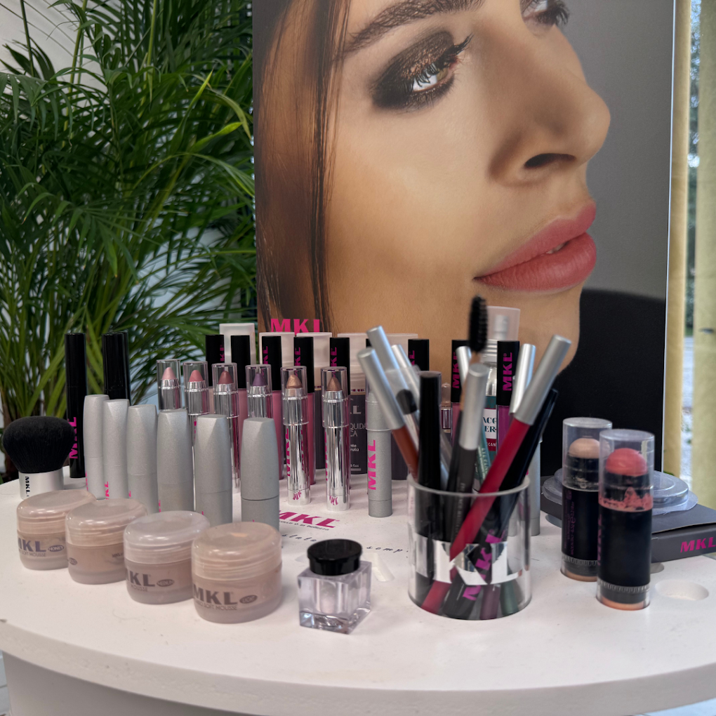 Angolo make-up con prodotti e poster decorativo