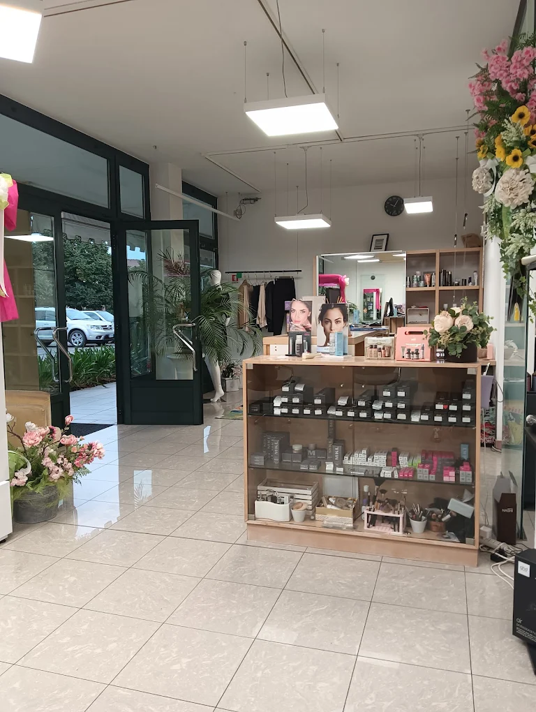 Reception del salone con fiori e prodotti make-up