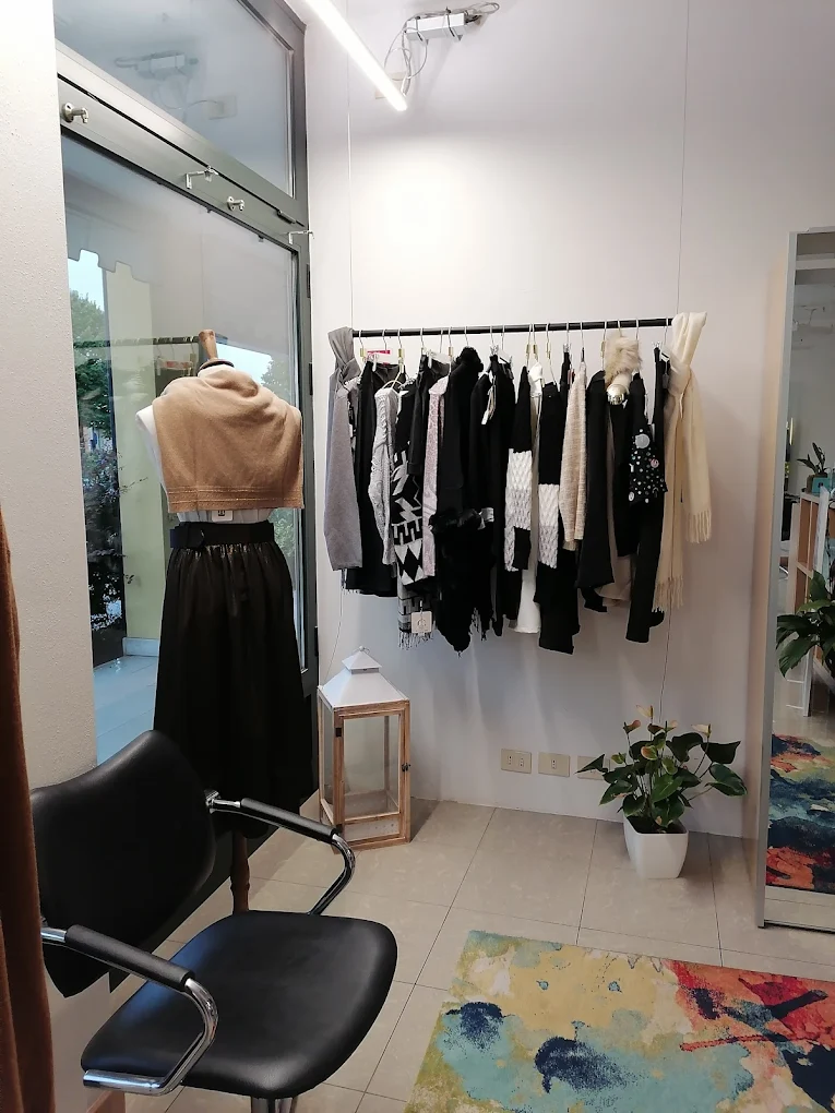 Secondo angolo abbigliamento con manichino e accessori